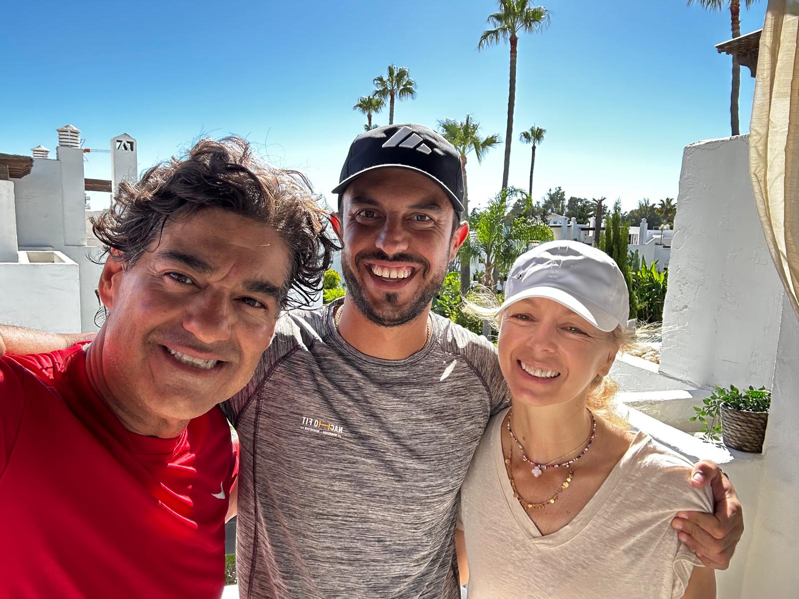 Entrenador personal con clientes