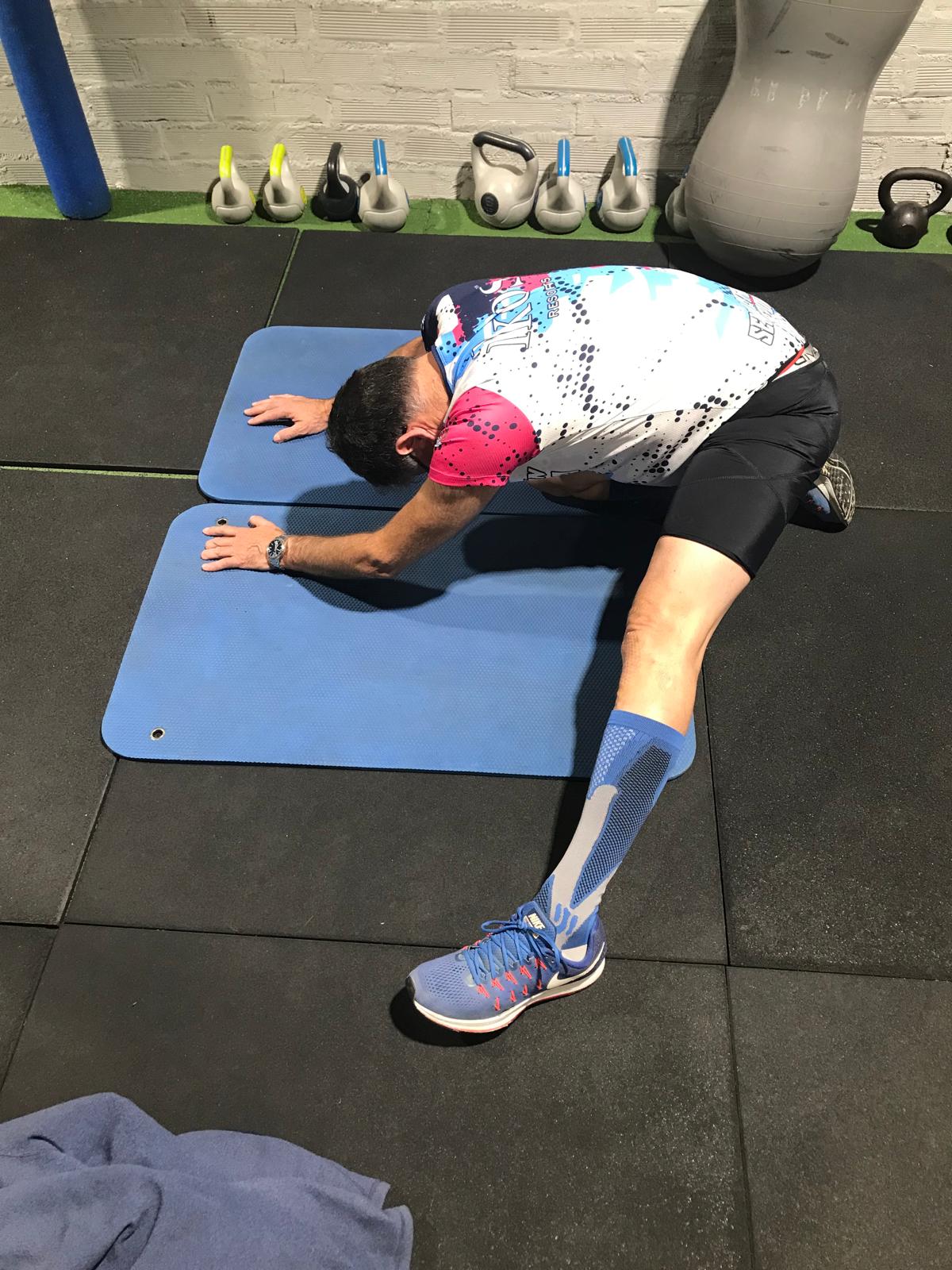 Estiramiento en gimnasio