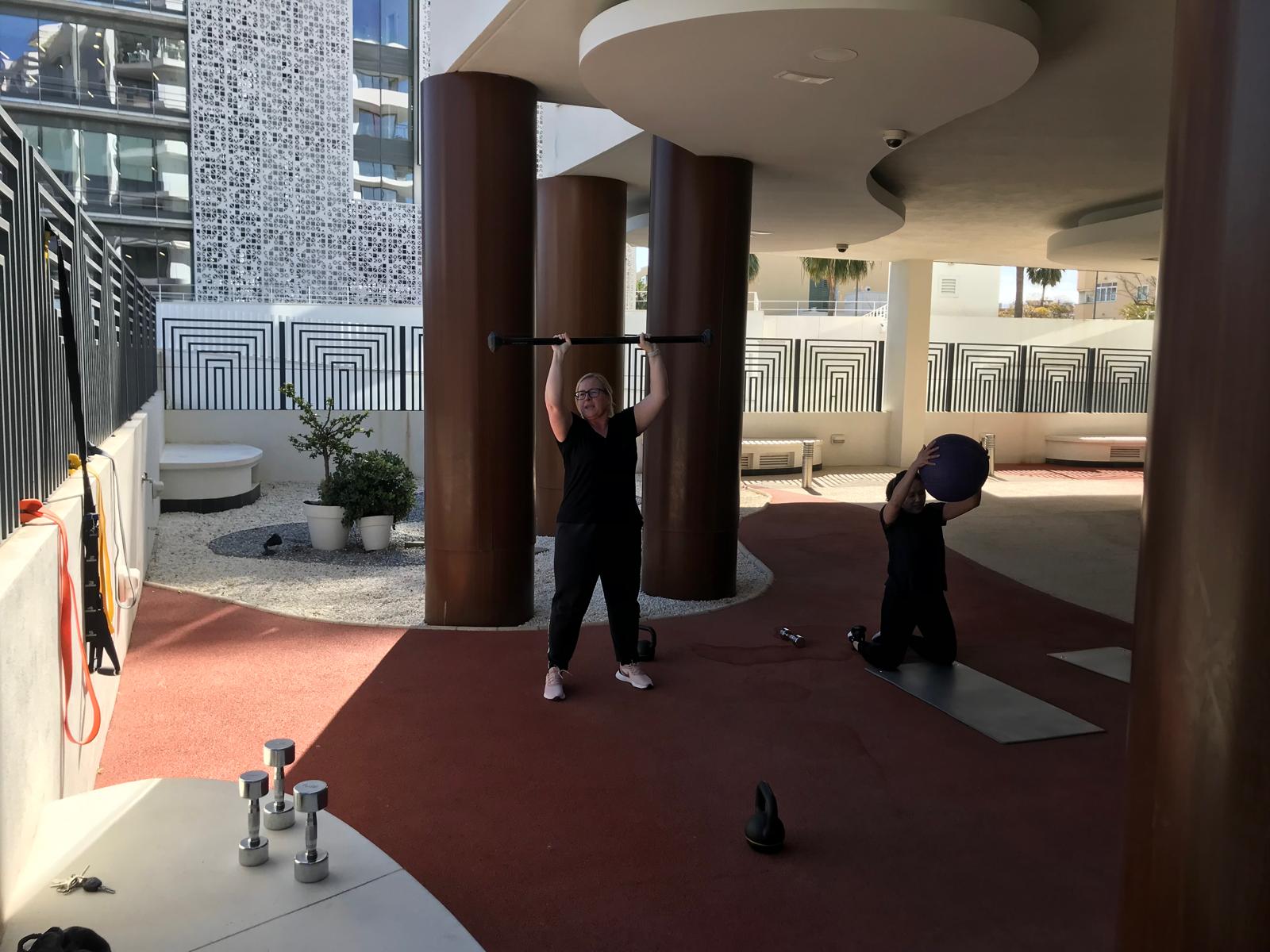 Entrenamiento en hall de edificio
